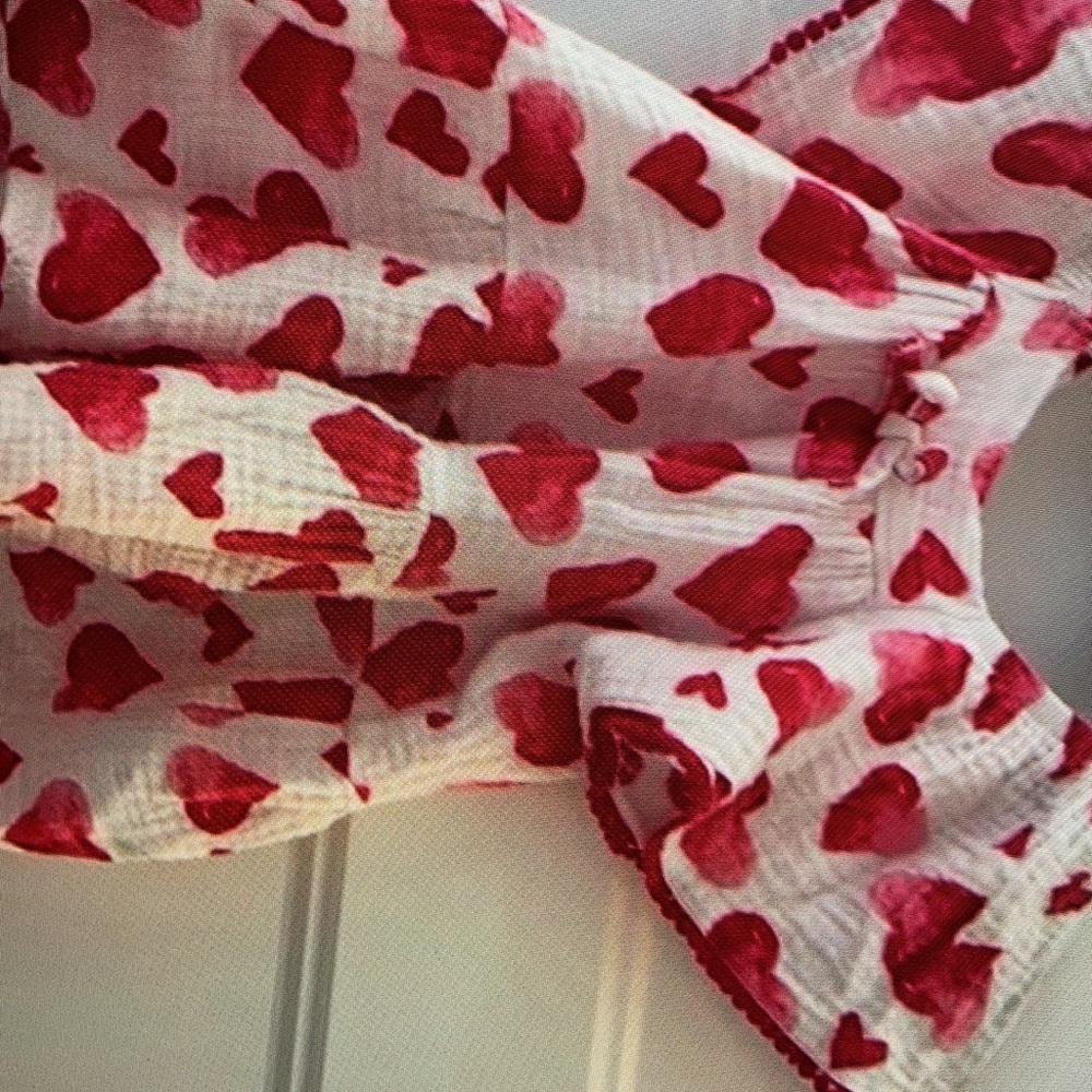 Chatting blouse by features heart pattern